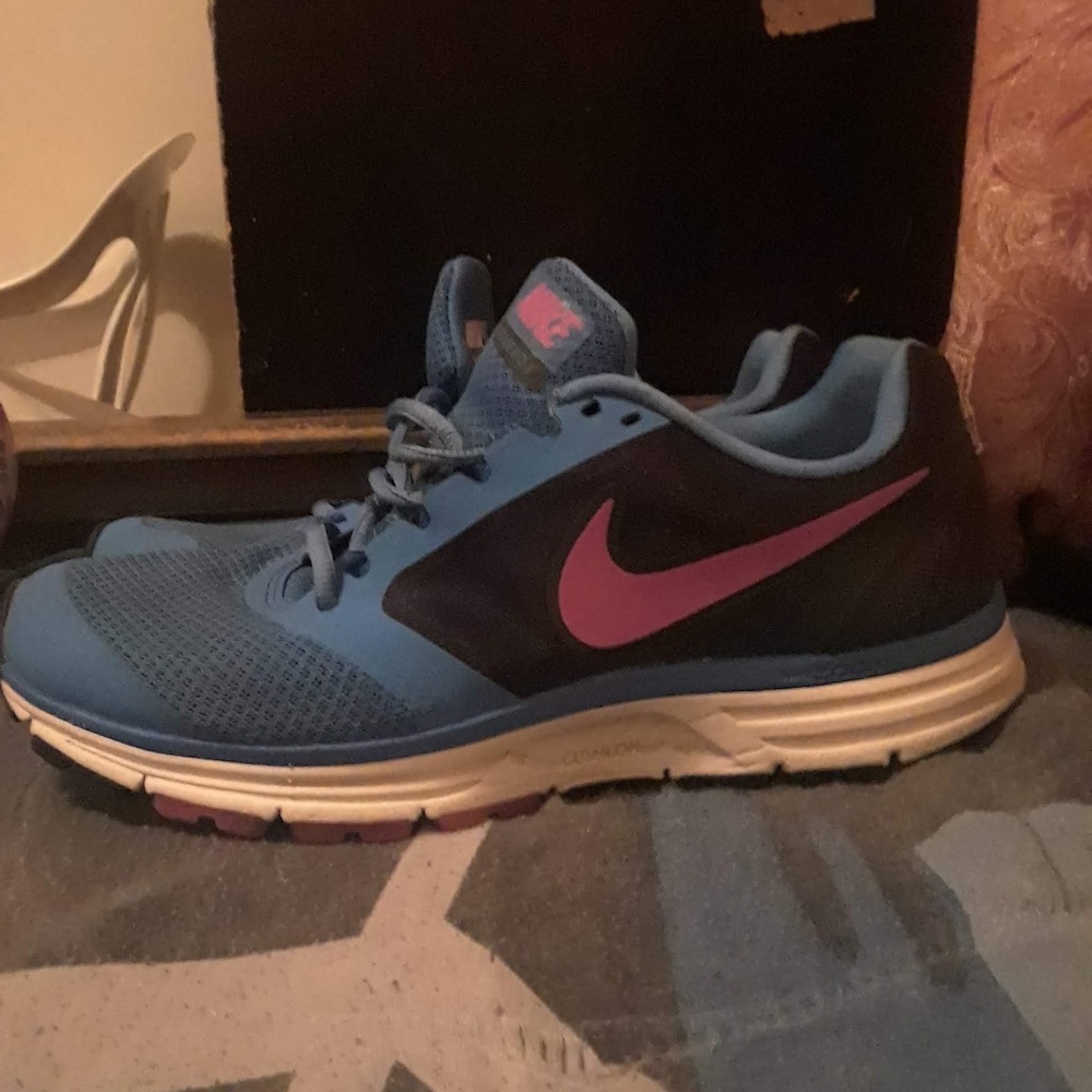 Womens Nike Vermo 8 Size 9